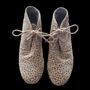 ⭐️Toms Leopard Print Lace Up Boots with Suede Texture Size 4